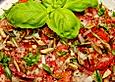 Tomatensalat mit Basilikum und Sonnenblumenkernen