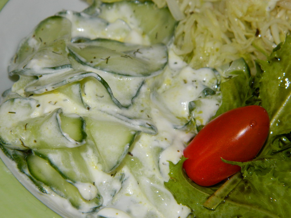 Gurkensalat mit saurer Sahne und Dill (Rezept mit Bild) | Chefkoch.de