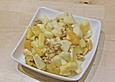 Gelber Obstsalat mit Waln&uuml;ssen