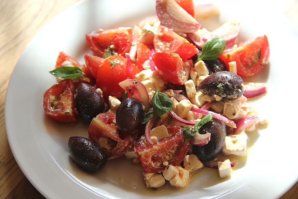 Tomatensalat mit Feta - Käse, Oliven und Basilikum (Rezept mit Bild ...