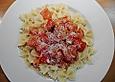 Farfalle mit rohen Tomaten
