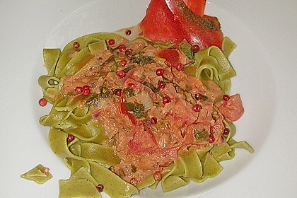 Gr&uuml;ne Tagliatelle mit roter Sauce und R&auml;ucherlachs