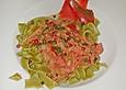 Gr&uuml;ne Tagliatelle mit roter Sauce und R&auml;ucherlachs