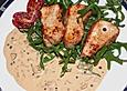 Putenmedaillons in Pfefferrahmsauce auf Rucola