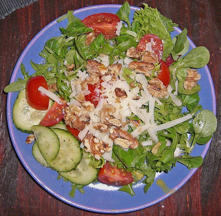Gemischter grüner Salat mit Walnüssen und Parmesan (Rezept mit Bild ...