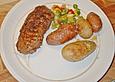 Rumpsteak mit bunten Peperoni und Fr&uuml;hlingszwiebeln an zweifarbigen Backofenkartoffeln