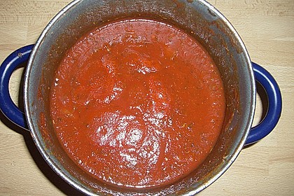 Spaghetti mit fruchtig - scharfer Tomatensoße 11