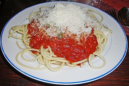 Spaghetti mit fruchtig - scharfer Tomatensoße 5