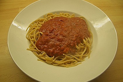 Spaghetti mit fruchtig - scharfer Tomatensoße 9