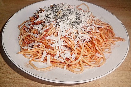 Spaghetti mit fruchtig - scharfer Tomatensoße 4