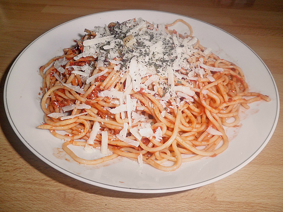 Spaghetti mit fruchtig - scharfer Tomatensoße (Rezept mit Bild ...