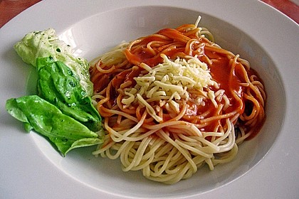 Spaghetti mit fruchtig - scharfer Tomatensoße