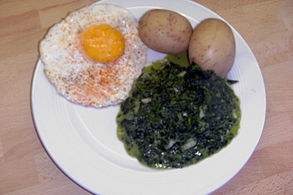 Rahmspinat mit R&uuml;hrei und Salzkartoffeln 3