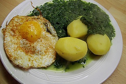 Rahmspinat mit R&uuml;hrei und Salzkartoffeln 4