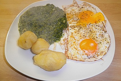 Rahmspinat mit R&uuml;hrei und Salzkartoffeln 5