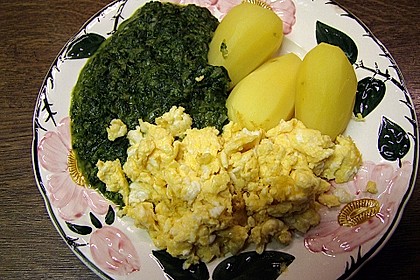 Rahmspinat mit R&uuml;hrei und Salzkartoffeln 9