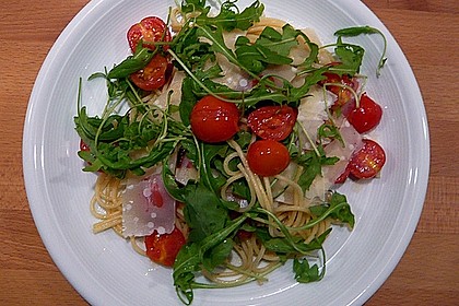 Scharfe Spaghetti mit Rucola, Tomate und Parmesan