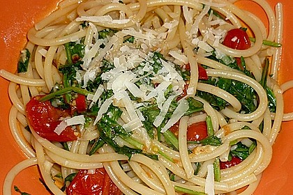 Scharfe Spaghetti mit Rucola, Tomate und Parmesan 1