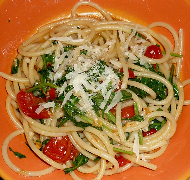 Scharfe Spaghetti mit Rucola, Tomate und Parmesan (Rezept mit Bild ...