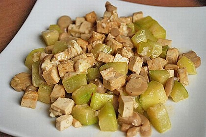 Zucchinipfanne mit Pilzen und Tofu
