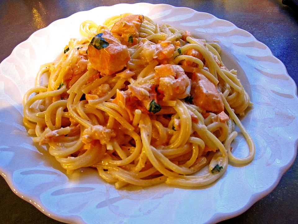 Spaghetti mit Lachs und Krabben in Kokoscremesauce (Rezept mit Bild ...