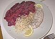 Thunfischsteak auf Rote Bete - Dinkelbett mit leichter Remouladensauce
