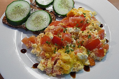 R&uuml;hrei mit Tomate und Schafsk&auml;se