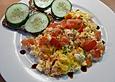 R&uuml;hrei mit Tomate und Schafsk&auml;se