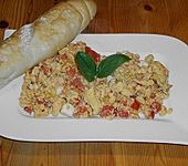 R&uuml;hrei mit Tomate und Schafsk&auml;se (Bild)