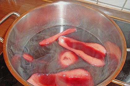 Weißes Lebkuchenmousse mit Glühweinbirnen 15