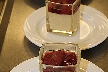 Weißes Lebkuchenmousse mit Glühweinbirnen 1