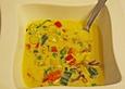 Scharfe Safransuppe mit Meeresfr&uuml;chten