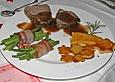 Rinderfilet mit Polentasternen und Bohnen im Speckmantel