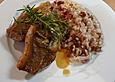 Gebratenene Lammkoteletts an Pilaw mit Rosinen