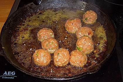 Duftende Thai - Fleischb&auml;llchen mit Erdnuss - Sauce 7