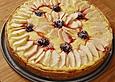 Tarte mit  Schmand, &Auml;pfeln und Amarenakirschen