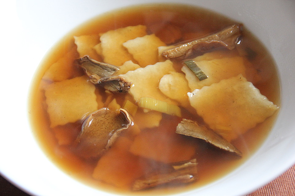 Pilzsuppe mit getrockneten Pilzen