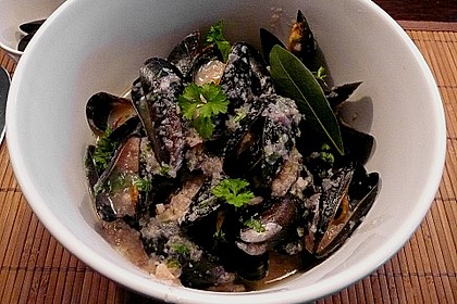 Miesmuscheln in Wei&szlig;weinsauce mit Knoblauch