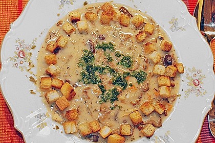 Pilzsuppe mit Knoblauchbrotw&uuml;rfeln