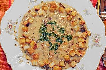 Pilzsuppe mit Knoblauchbrotwürfeln