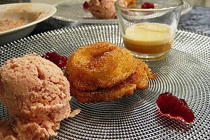 Gebackene Apfelk&uuml;chlein mit Portweinsabayon und Preiselbeereis