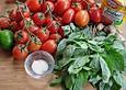 Wei&szlig;es Tomatengelee mit asiatischem Basilikum