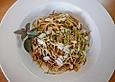 Zweierlei Spaghetti mit Pinienkernen, Minze und Pecorino