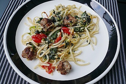Nudelauflauf mit Spinat und Bratwurstb&auml;llchen