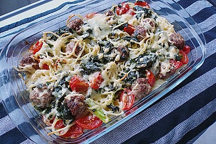Nudelauflauf mit Spinat und Bratwurstb&auml;llchen 2