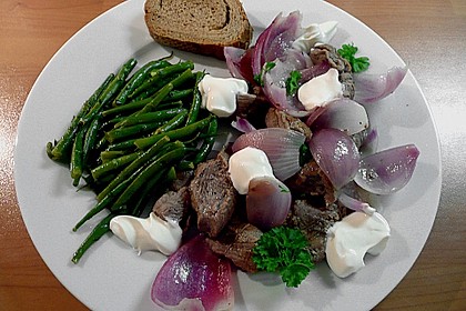 Lammfleisch mit roten Zwiebeln mit Joghurt
