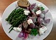 Lammfleisch mit roten Zwiebeln mit Joghurt