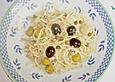 Spagetti mit Kapern, Oliven und Thunfisch