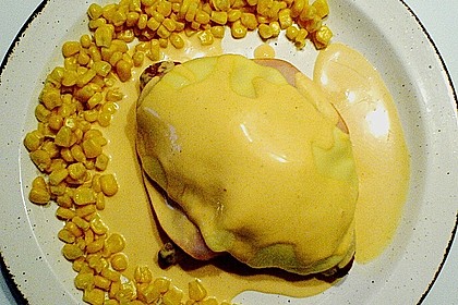 &Uuml;berbackene Croissants mit einem Dressing