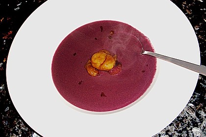 Rotkohlcremesuppe mit glasierten Maronen